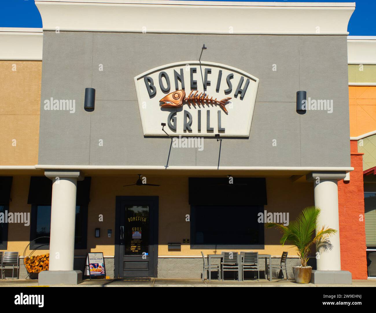 OCALA, FLORIDA, USA - 22. OKTOBER 2023 Bonefish Grill ist eine gehobene Restaurantkette, die frische Meeresfrüchte serviert. Sie haben 215 Standorte im gesamten Stockfoto