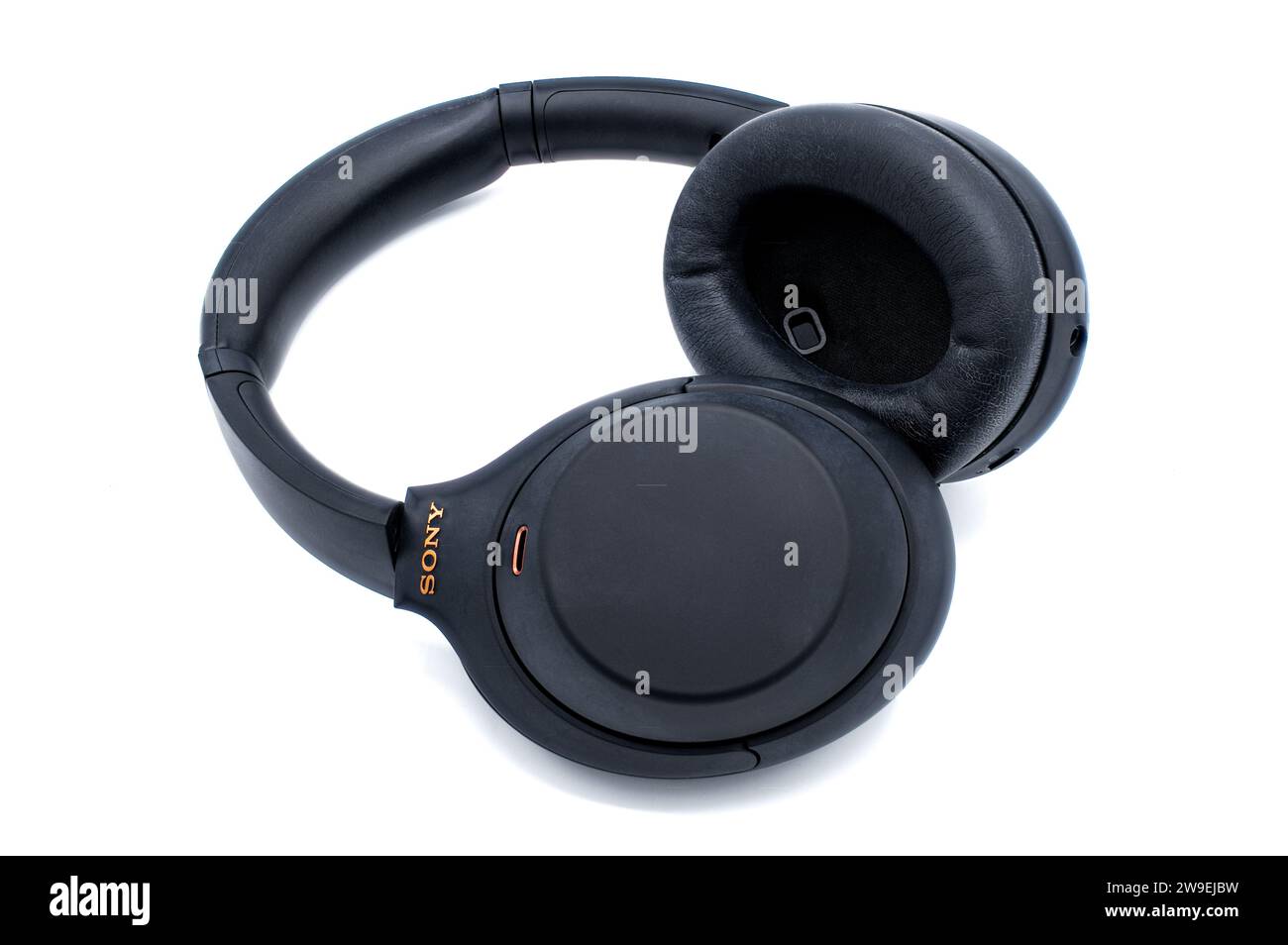 Kopfhörer von Sony kabellose Ohrstöpsel Kopfhörer mit Geräuschminimierung Kopfhörer mit oder über Ohr Bluetooth-Konnektivität hochwertige Klangqualität integriertes Mikrofon Co Stockfoto
