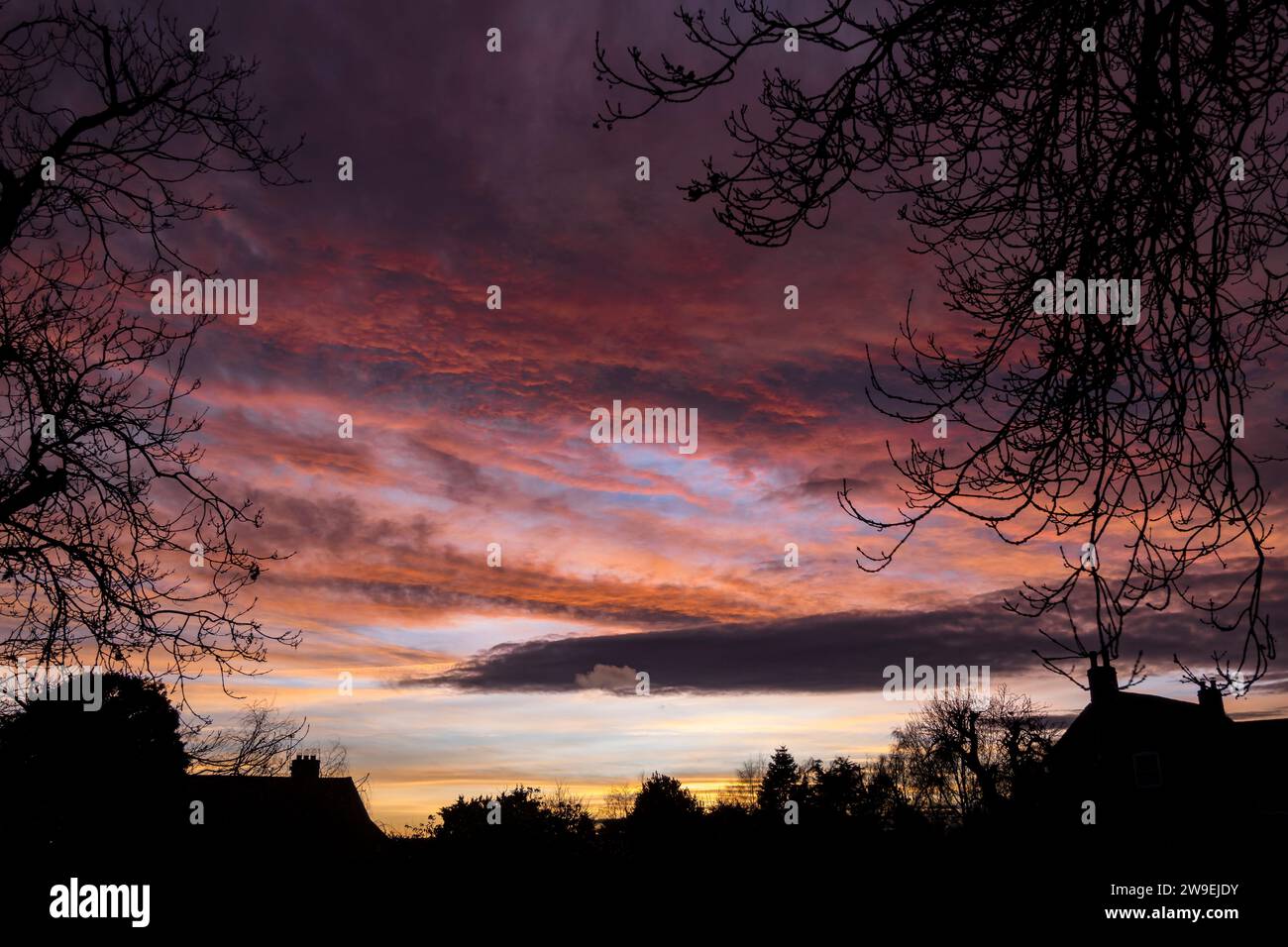 Städtischer Sonnenuntergang über Cherry Willingham, Lincolnshire, England, Großbritannien Stockfoto