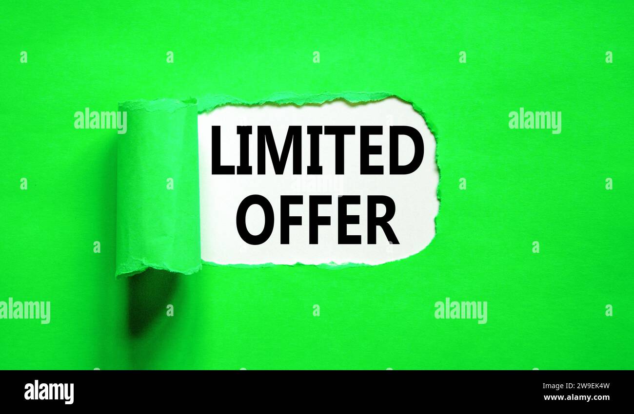 Symbol für begrenztes Angebot. Concept Words begrenztes Angebot auf wunderschönem Whitepaper. Schöner grüner Tisch, grüner Hintergrund. Business Marketing, Motivational L Stockfoto