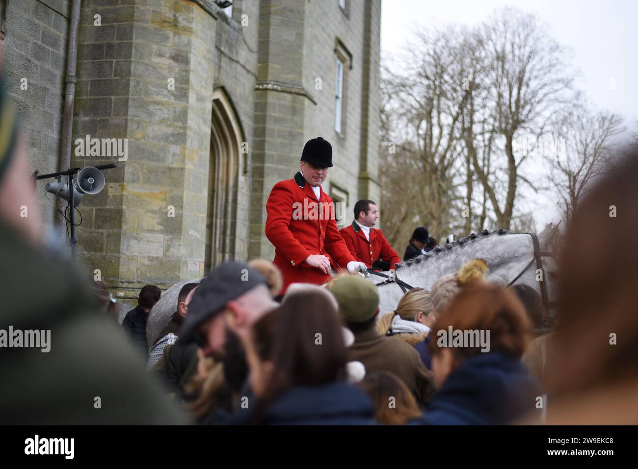 Am zweiten Weihnachtsfeiertag treffen Sie Old Surrey & Burstow und West Kent Hunt auf Chiddingstone Castle 2023 Stockfoto