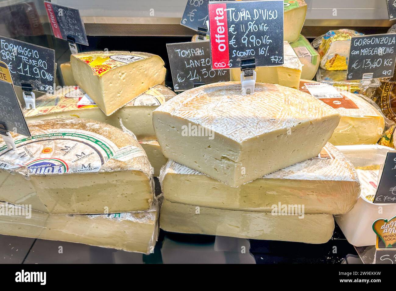 Italien - 24. Dezember 2023: Käsescheiben geschnitten und ausgestellt mit Preisen auf dem Lebensmittelmarkt, typische italienische Käsesorten aus dem Piemont Stockfoto