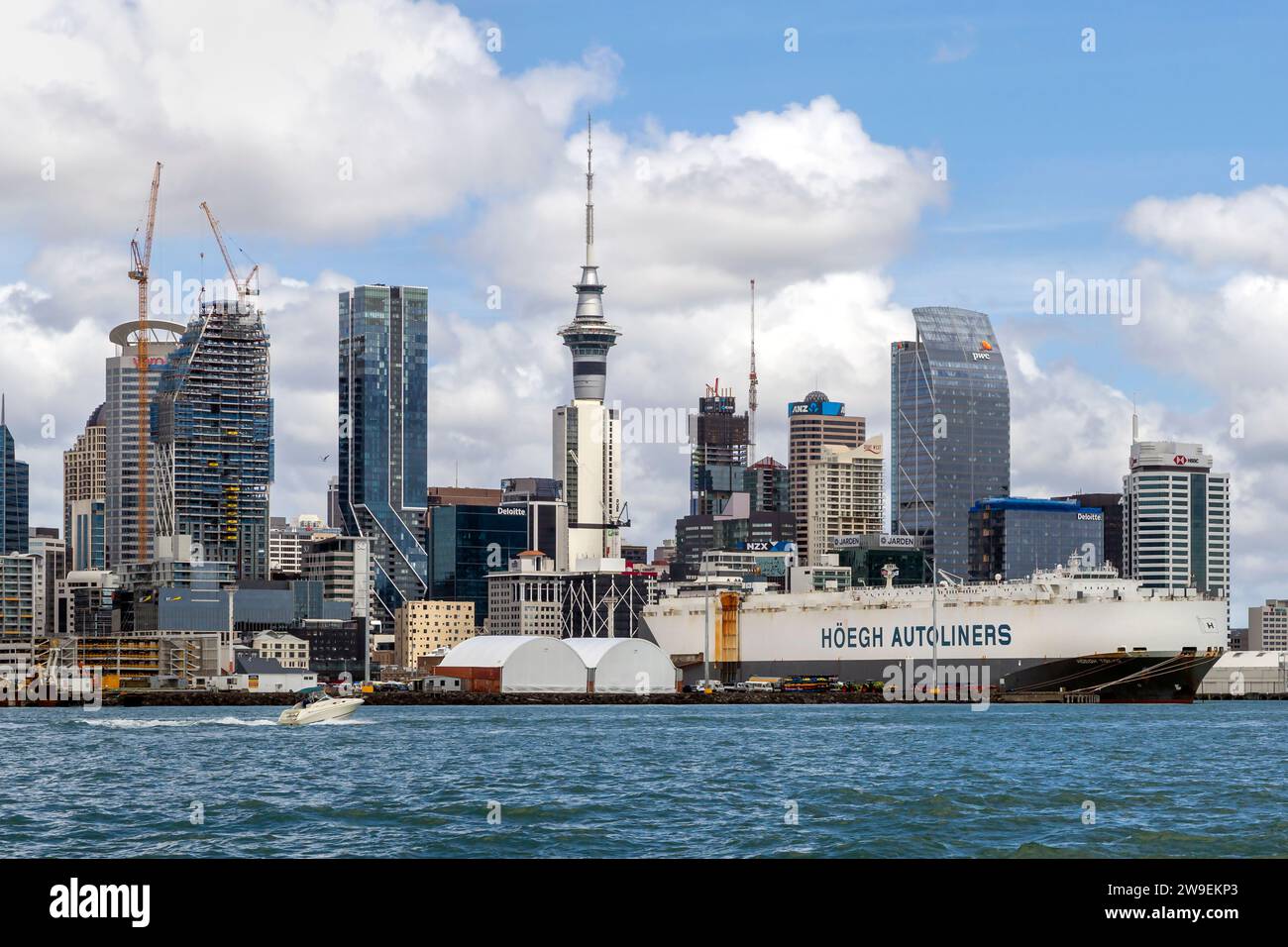 Höegh Autoliners Frachtschiff und die Skyline der Hafenstadt Tāmaki Makaurau (Auckland), Te IKA-a-Māui (Nordinsel), Aotearoa (Neuseeland). Stockfoto