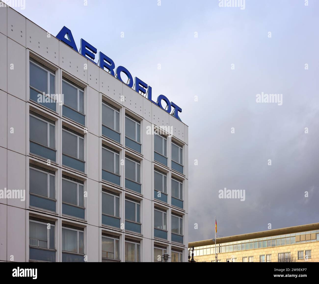 Berlin - 12. Dezember 2023: Schild der Aeroflot Russian Airlines auf dem Dach eines Gebäudes. Stockfoto