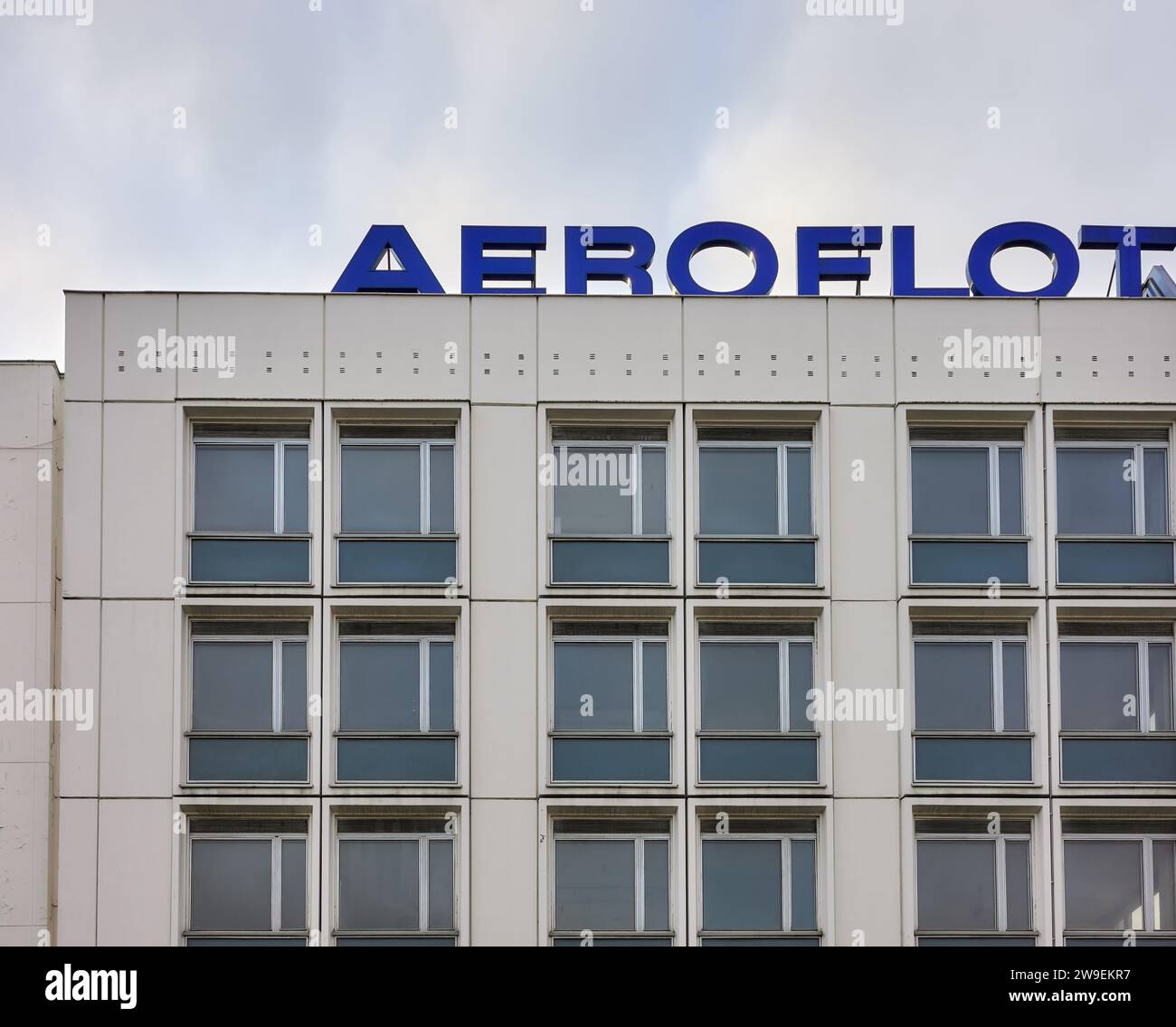 Berlin - 12. Dezember 2023: Schild der Aeroflot Russian Airlines auf dem Dach eines Gebäudes. Stockfoto