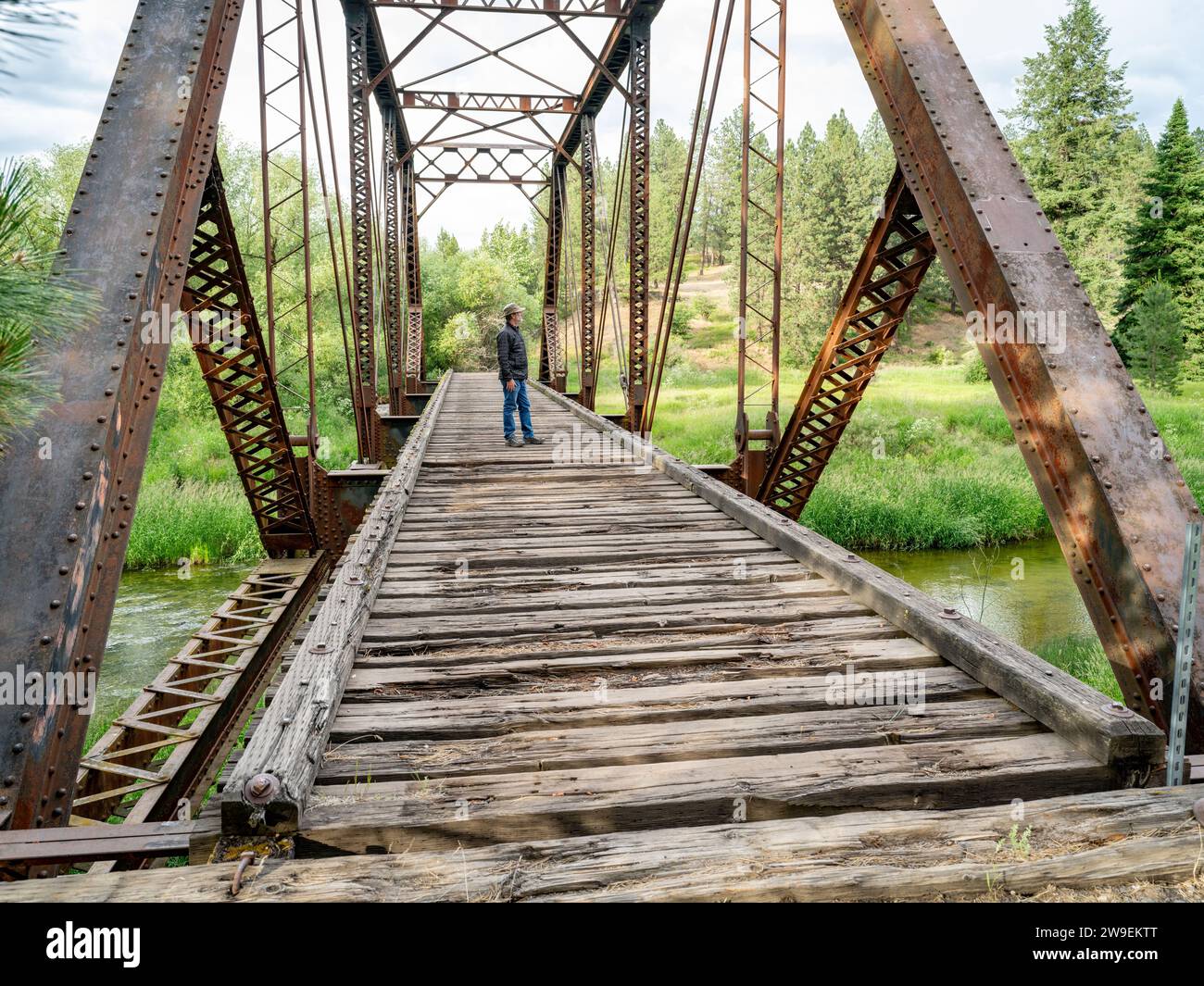 Walker hält für einen Blick auf eine Landbrücke Stockfoto