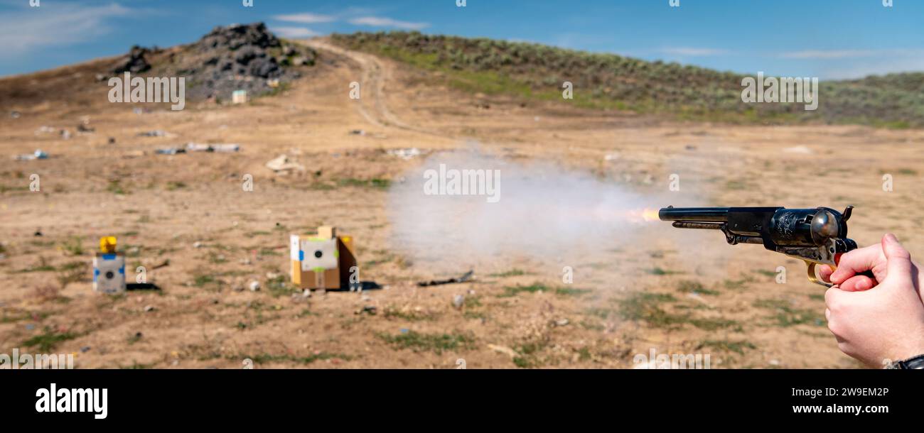 Zielübung mit einer Pistole, die Rauch zeigt Stockfoto