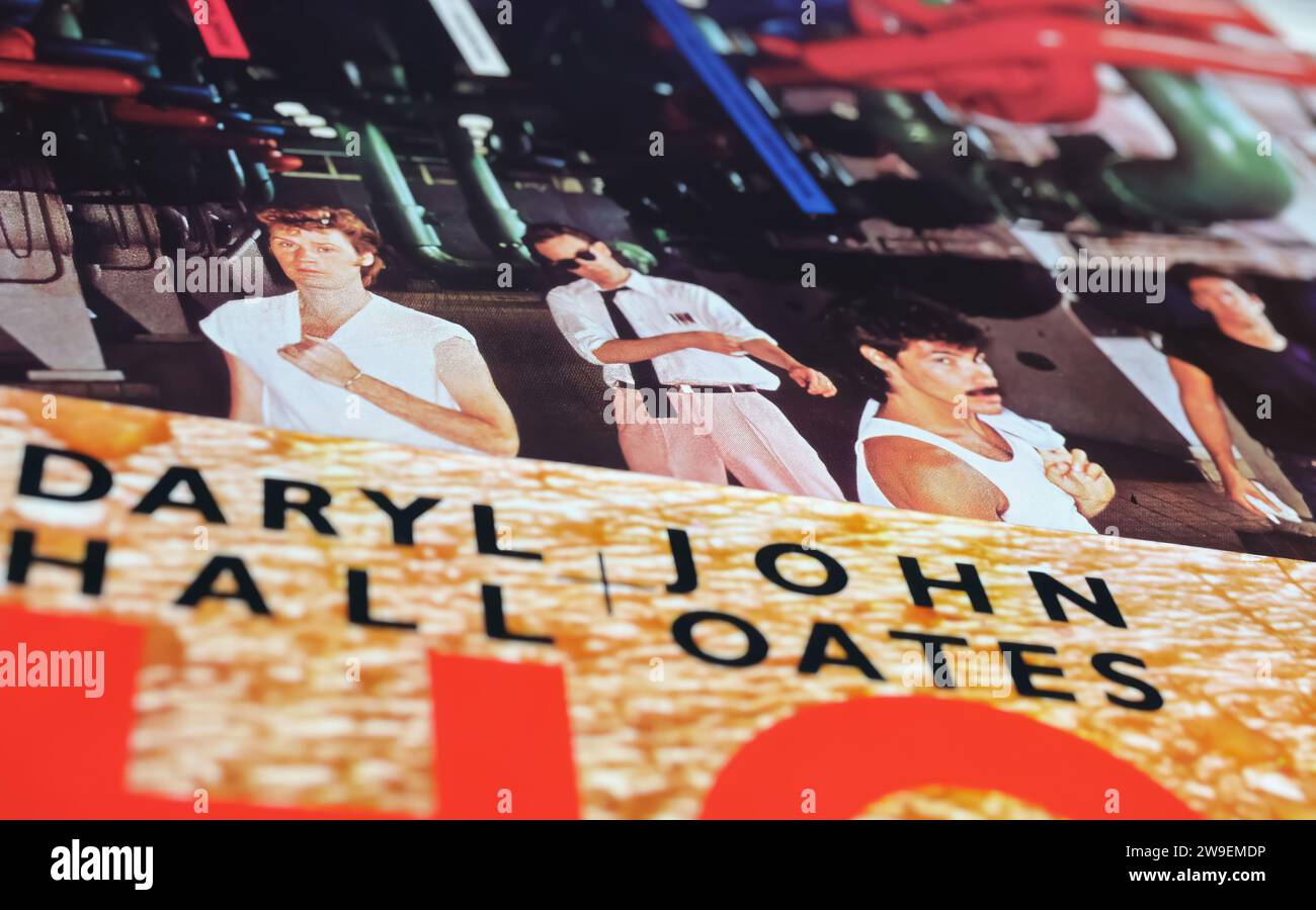 Viersen, Deutschland - 9. Mai. 2023: Nahaufnahme des Popmusik-Duos Daryl Hall und John Oates Vinyl-Cover H2O aus dem Jahr 1982 Stockfoto