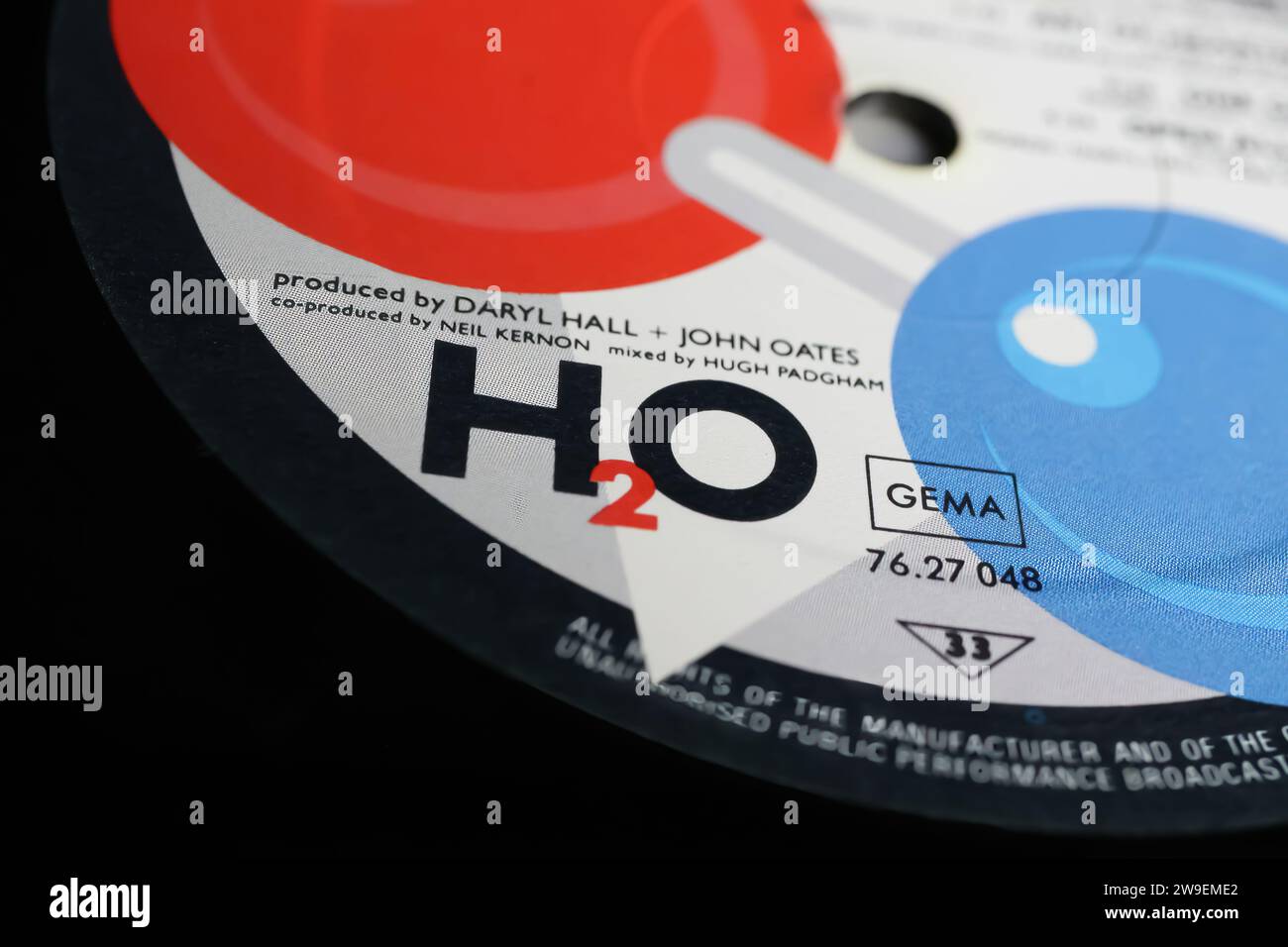 Viersen, Deutschland - 9. Mai. 2023: Nahaufnahme des Pop-Duos Daryl Hall und John Oates Vinyl-Labels vom H2O-Hit-Album Stockfoto