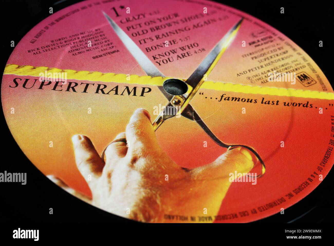 Viersen, Deutschland - 9. Mai. 2023: Closeup der Band Supertramp Vinyl Label Famous Last Words von 1982 Stockfoto