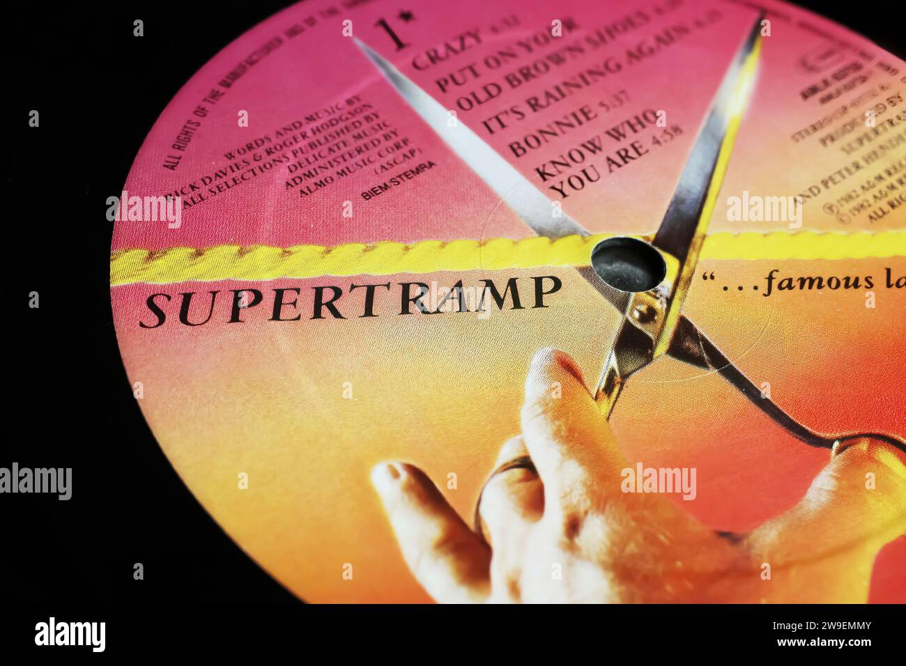 Viersen, Deutschland - 9. Mai. 2023: Closeup der Band Supertramp Vinyl Label Famous Last Words von 1982 Stockfoto