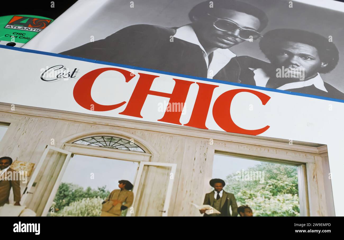 Viersen, Deutschland - 9. Mai. 2023: Reklametafeln Hit Album of the Year Funk Disco Vinyl-Cover C EST Chic von 1978 Stockfoto