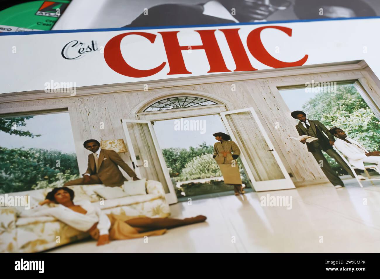 Viersen, Deutschland - 9. Mai. 2023: Reklametafeln Hit Album of the Year Funk Disco Vinyl-Cover C EST Chic von 1978 Stockfoto