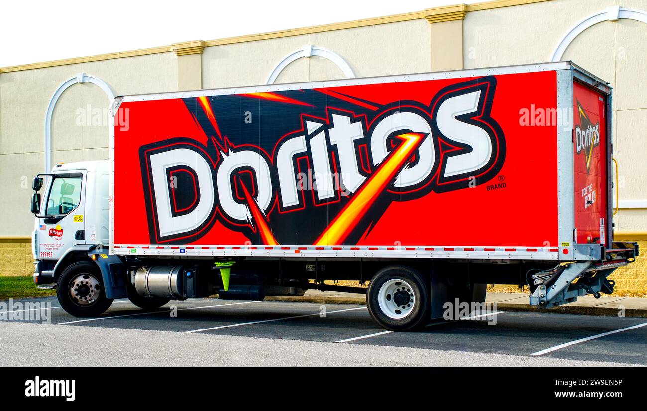 OCALA, FLORIDA, USA - 22. OKTOBER 2023 Doritos Lieferwagen parkt draußen. Frito Lay ist ein US-amerikanisches Unternehmen, das FR herstellt, vermarktet und verkauft Stockfoto