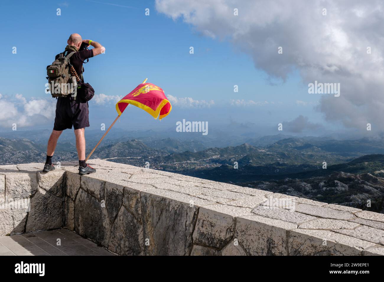 Ein Mann, der Fotos vom Njegos Mausoleum, Jezerski Vrh, Lovcen Nationalpark, Montenegro macht Stockfoto