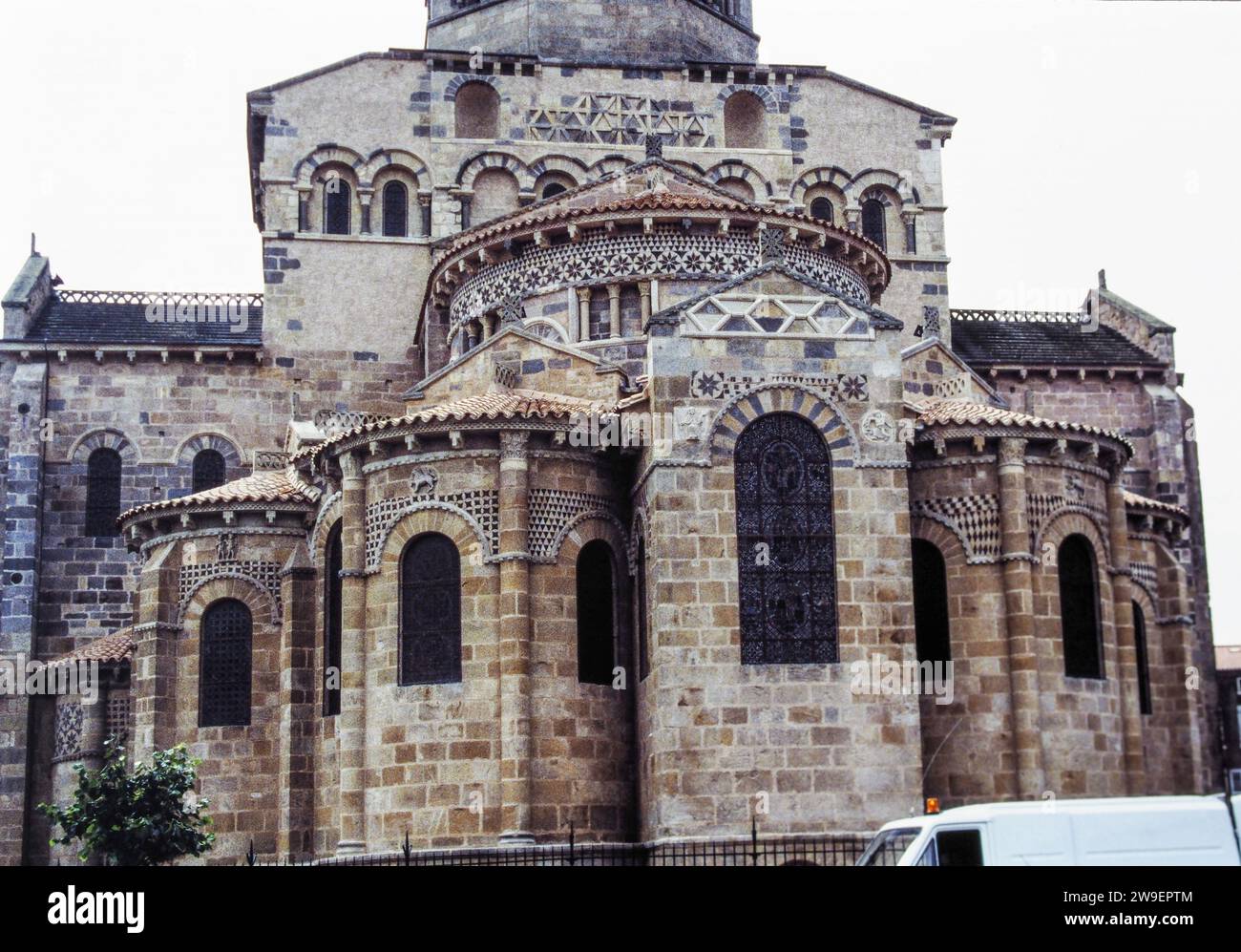 Issoire, Frankreich. Abtei von Saint-Austremoine von Issoire, 12. Jahrhundert. Chorkopf mit kantiger Radialkapelle. Stockfoto