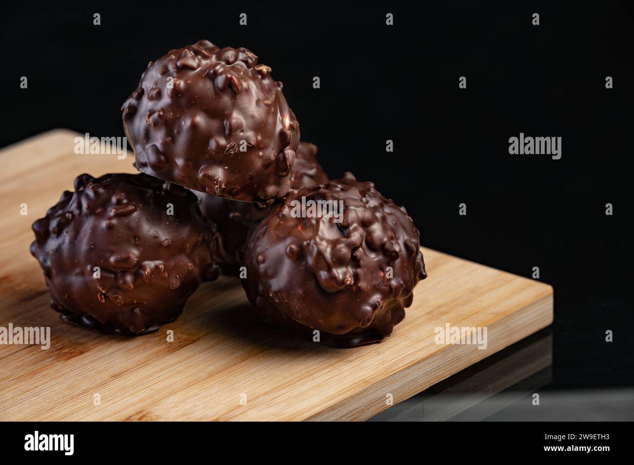 Makrobild von köstlichen Schokoladen- und Nussbällen. Schokoladenpralinen Stockfoto
