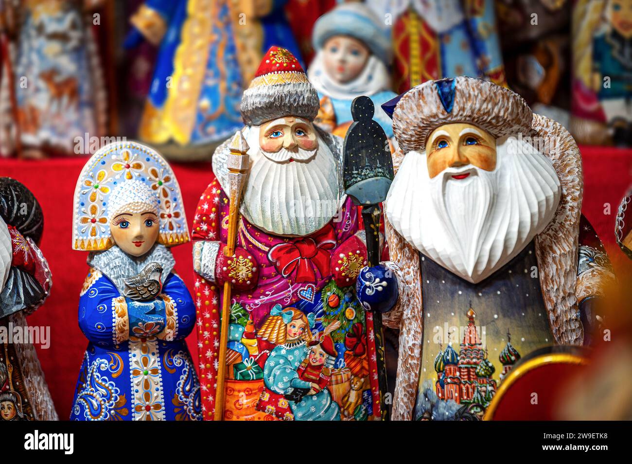 Die Figuren von Vater Frost (russisch Ded Moroz) und Schneemädchen (Segurochka) werden vor weihnachten im Schaufenster ausgestellt. Traditioneller saisonaler Winter de Stockfoto