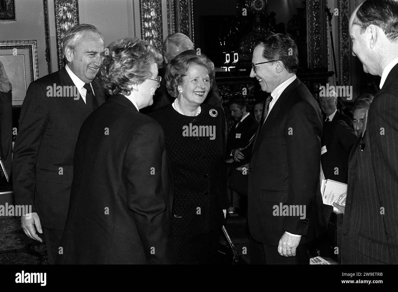 Aktenfoto vom 18. Juni 04/88: Treffen von Premierministerin Margaret Thatcher mit Jacques Delors (Mitte rechts) auf der europäischen Binnenmarktkonferenz in London. Der ehemalige Präsident der Europäischen Kommission Jacques Delors, der bei der Gestaltung des Euro und der Schaffung des Binnenmarktes eine Schlüsselrolle spielte, ist im Alter von 98 Jahren verstorben. Ausgabedatum: Mittwoch, 27. Dezember 2023. Stockfoto