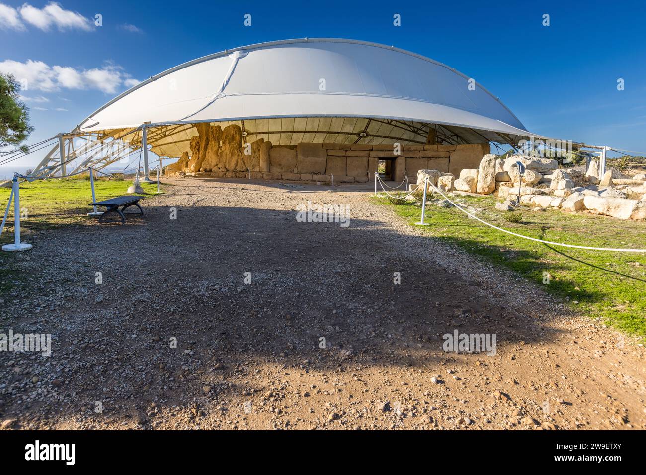 Ħaġar Qim ist ein prähistorischer Tempel auf einem Hügel aus dem Jahr 3200 v. Chr. mit ruinierten Apsiden und einem Besucherzentrum, das Sie erkunden können. Qrendi, Malta Stockfoto