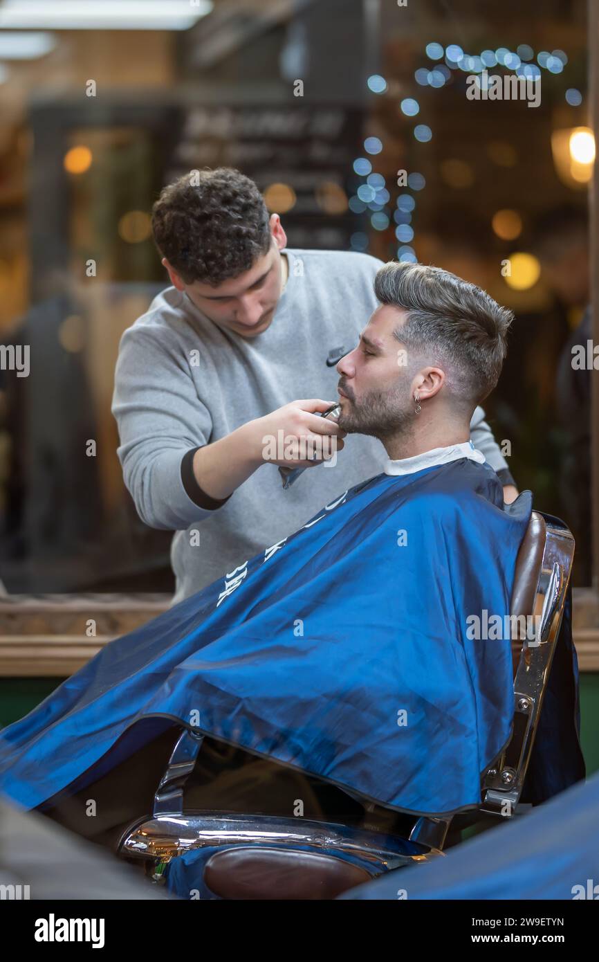Mann im Friseurladen Stockfoto