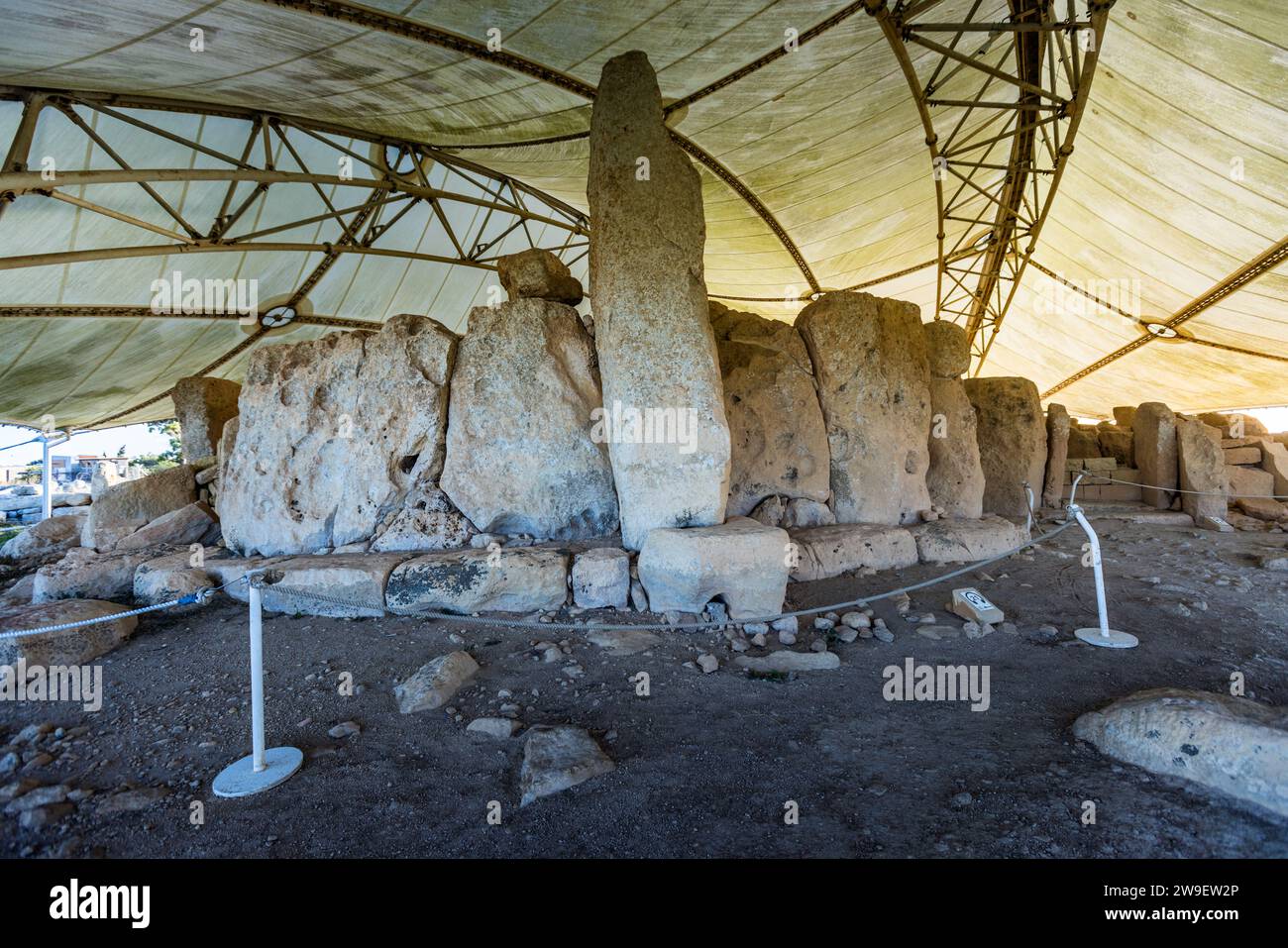 Ħaġar Qim ist ein prähistorischer Tempel auf einem Hügel aus dem Jahr 3200 v. Chr. mit ruinierten Apsiden und einem Besucherzentrum, das Sie erkunden können. Qrendi, Malta Stockfoto