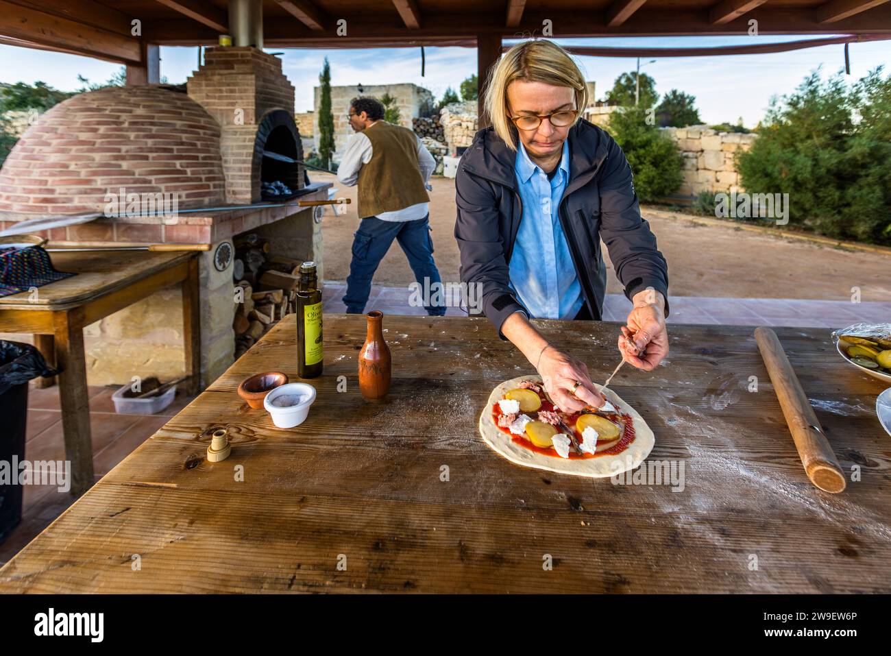 Im Ofen des Olivenhains Girgenti in Siġġiewi können Besucher maltesische Spezialitäten selbst zubereiten, Malta Stockfoto