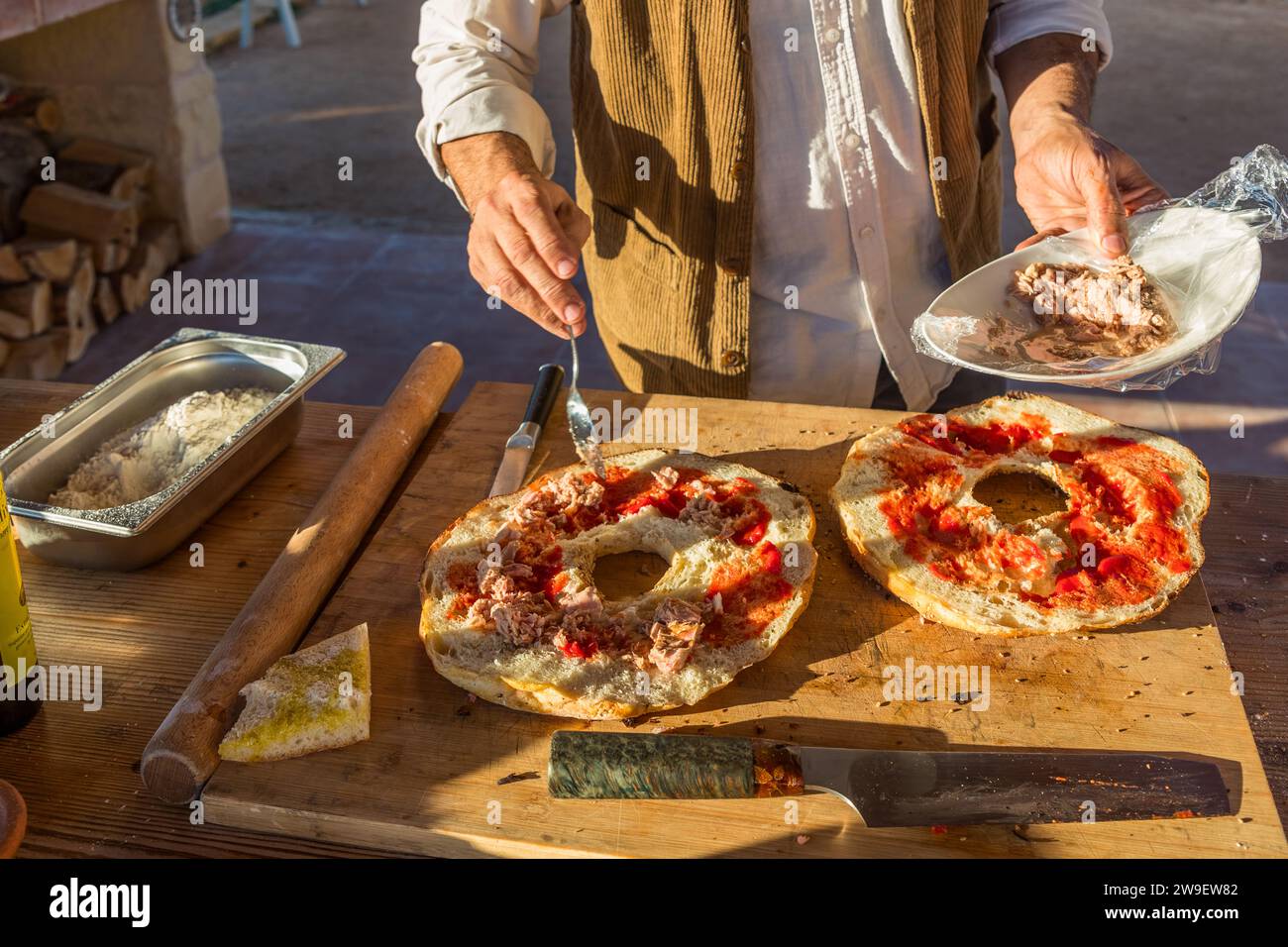Im Ofen des Olivenhains Girgenti in Siġġiewi können Besucher maltesische Spezialitäten selbst zubereiten, Malta Stockfoto
