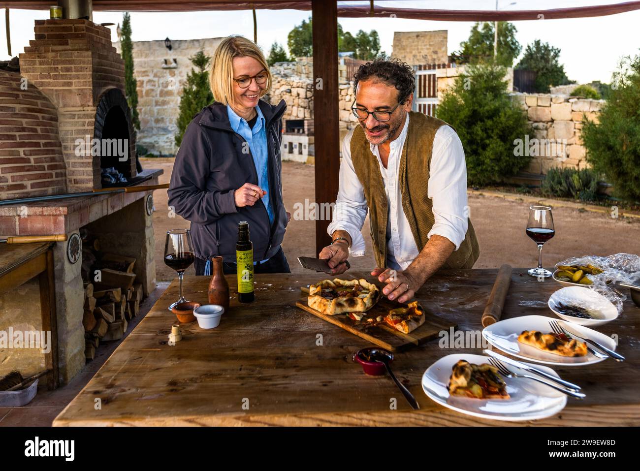 Im Ofen des Olivenhains Girgenti in Siġġiewi können Besucher maltesische Spezialitäten selbst zubereiten, Malta Stockfoto