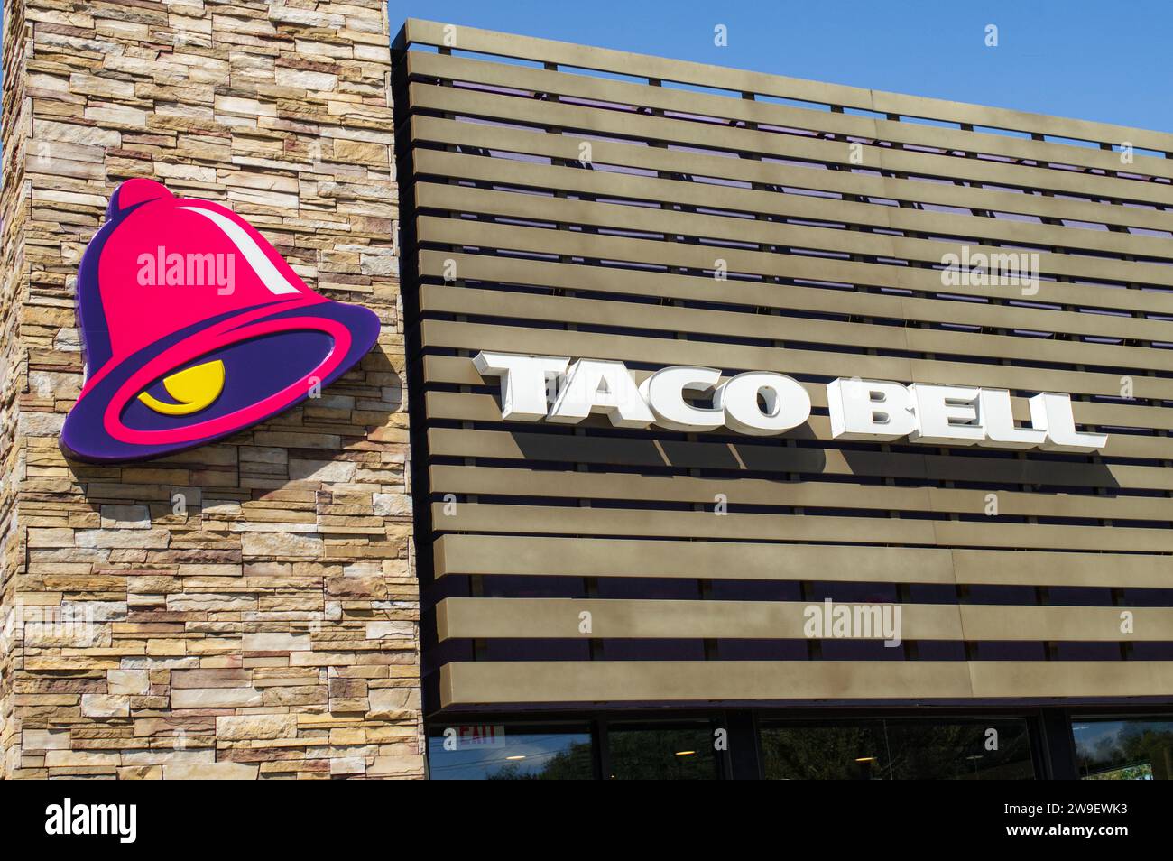 Außenlogo des Geschäfts von Taco Bell American Fast Food Chain Restaurant, OCALA, FLORIDA USA, 14. OKTOBER 2023 mexikanisch inspirierte Tacos, burri Stockfoto