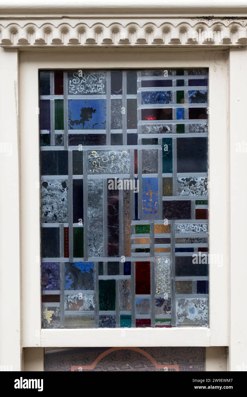Buntglas im Empire-Stil an der Eingangstür. Stockfoto