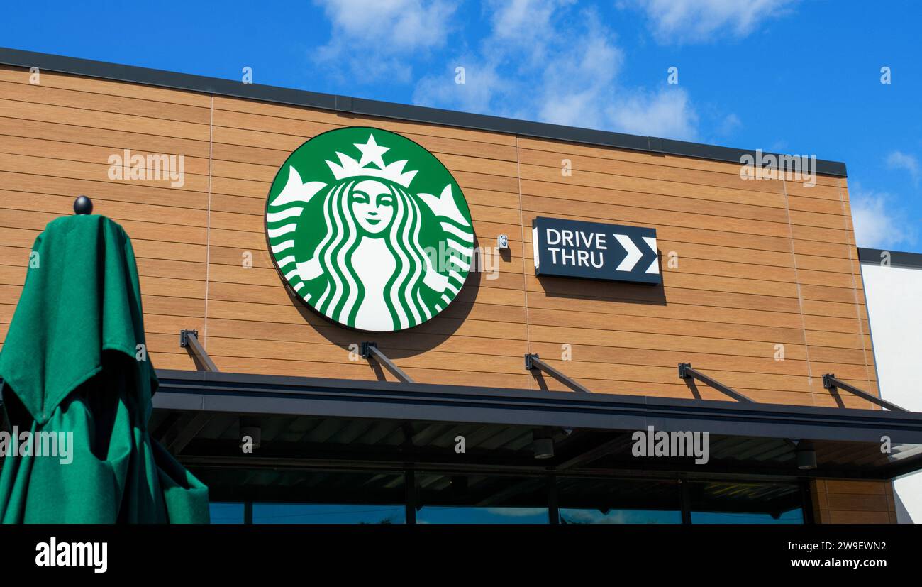 OCALA, FLORIDA, USA - 14. OKTOBER 2023 weltweites Starbucks Coffee Logo mit blauem Himmel und Wolken. Grüne und weiße nautische Sirene Merm Stockfoto