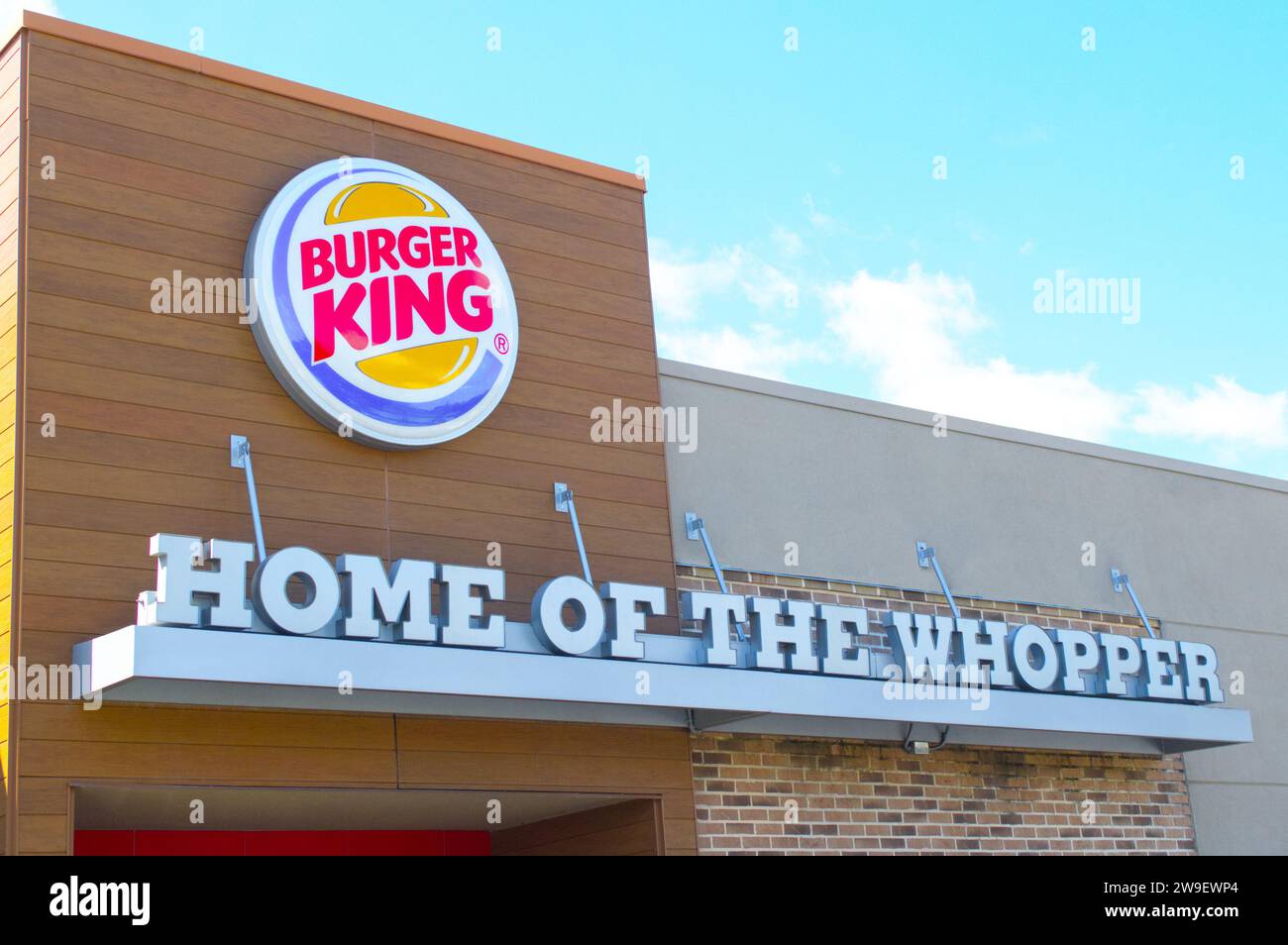 OCALA, FLORIDA USA - 14. OKTOBER 2023 Burger King, Heimat des Whopper-Logos blauer Himmel mit weißen Wolken. Die zweitberühmteste Fast-Food-Kette i Stockfoto