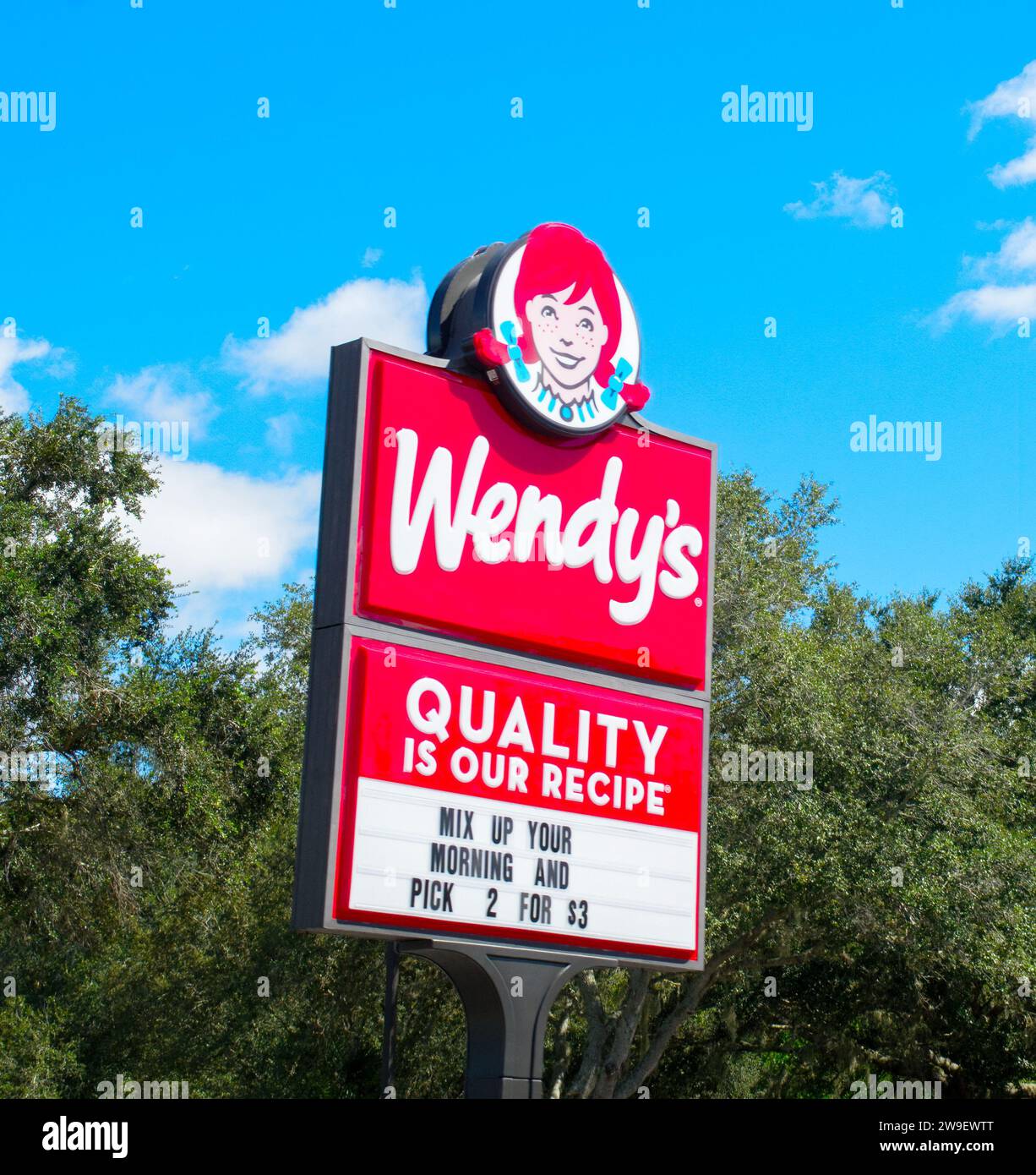 Ocala, Florida 16. November 2023 Wendys internationale Fast-Food-Kette mit Sitz in Amerika. Schilder für die Restaurantstange von der Straße aus gesehen, fahren Sie vorbei, b Stockfoto