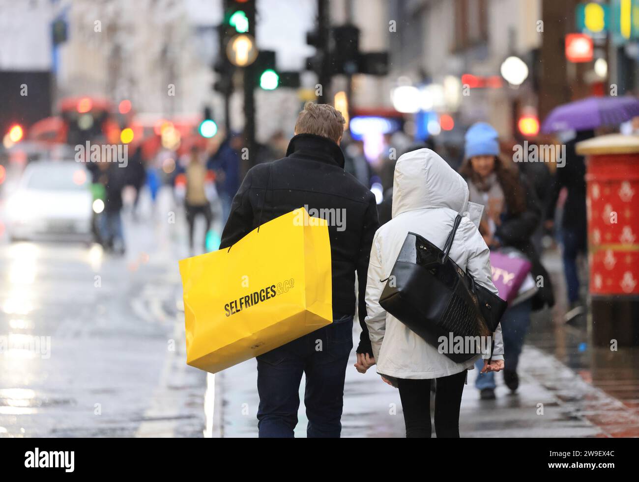 London, Großbritannien, 27. Dezember 2023. Die Käufer trotzten den böigen Winden und starken Regenschauern von Storm Gerrit auf der Oxford Street, als die Verkaufszahlen am Boxing Day weitergingen. Trotz des Sturms bleiben die Temperaturen ungewöhnlich mild. Kredit : Monica Wells/Alamy Live News Stockfoto