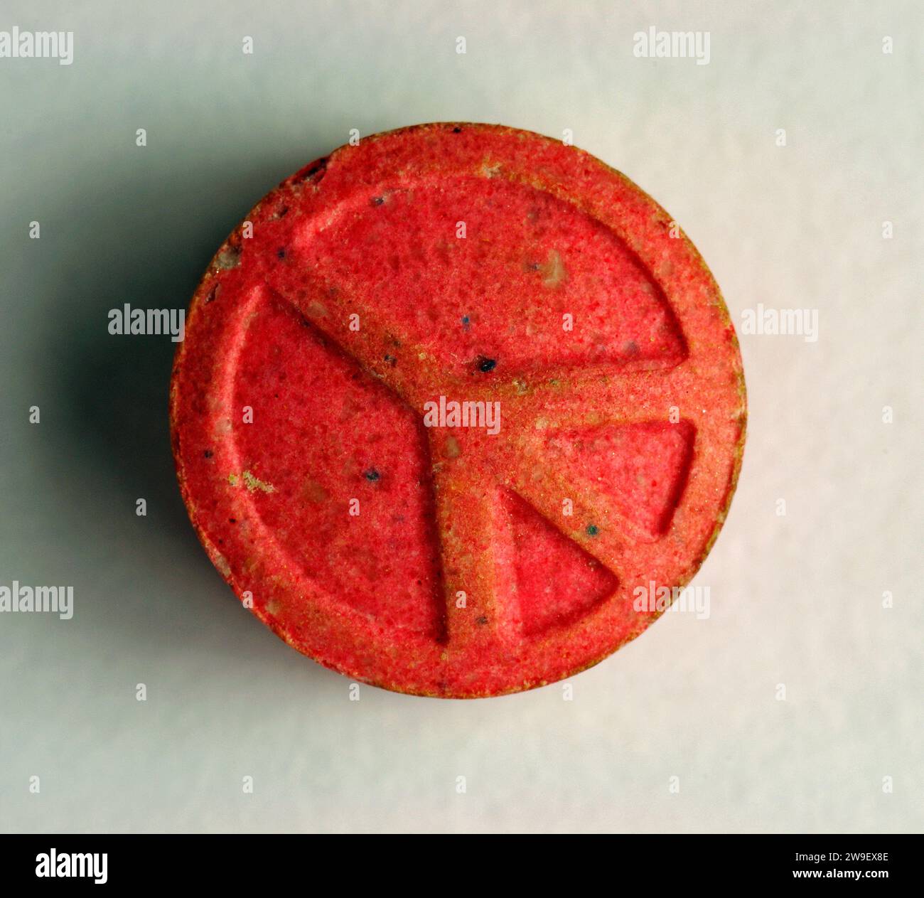 RED PEACE & LOVE ECSTASY PILLE - ECSTASY TABLETTEN - MDMA Stockfoto