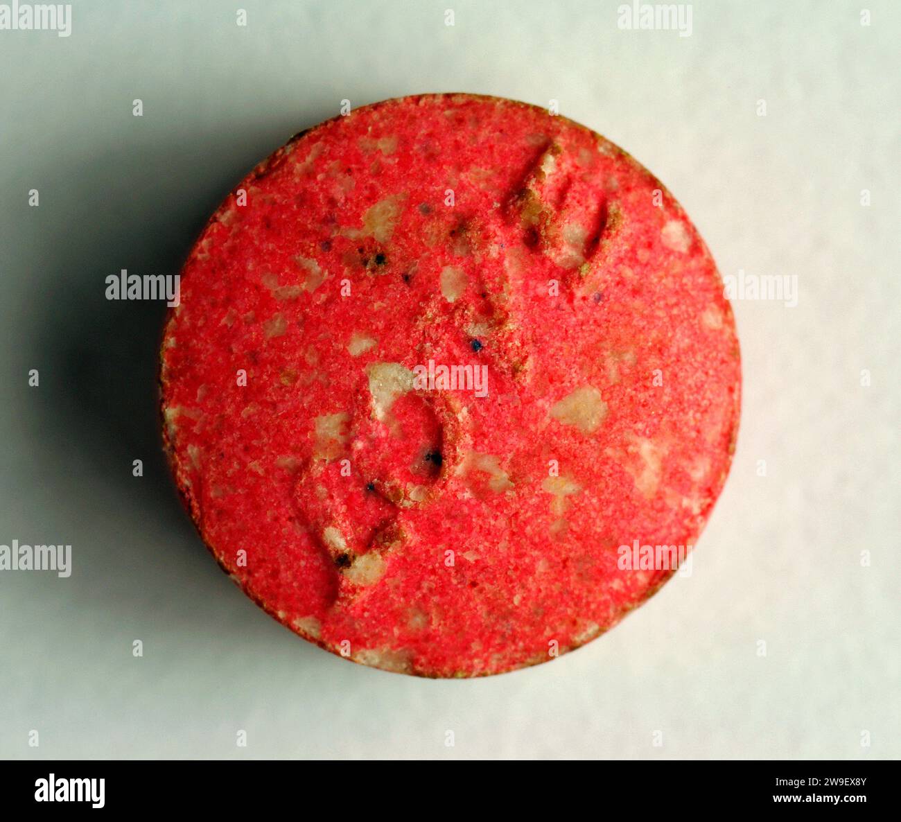 RED PEACE & LOVE ECSTASY PILLE - ECSTASY TABLETTEN - MDMA Stockfoto