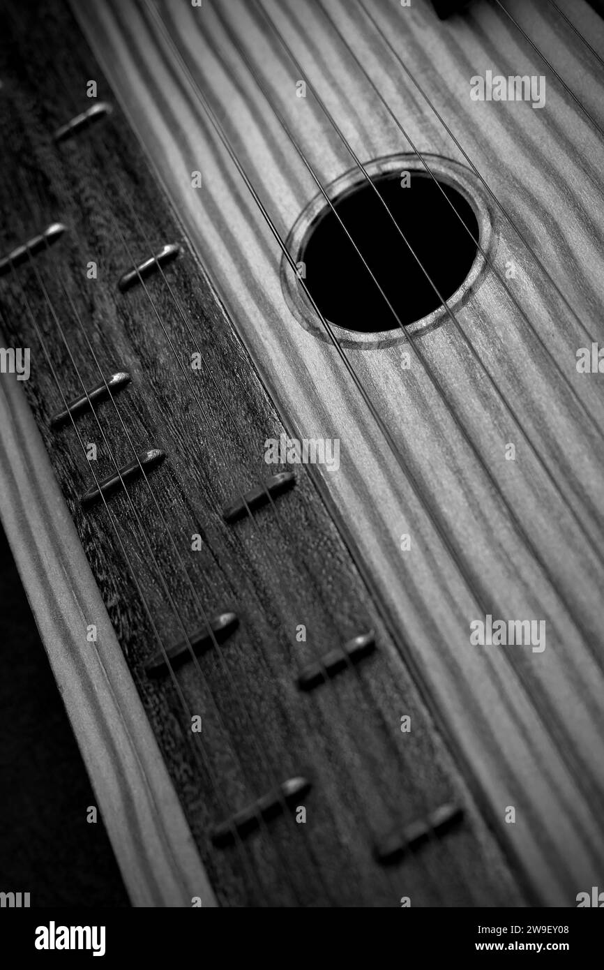 Detail des Zither (Musikinstrument) Griffbretts, Bünde und Streicher Osteuropäisches Vintage-Instrument in Schwarz und weiß Stockfoto