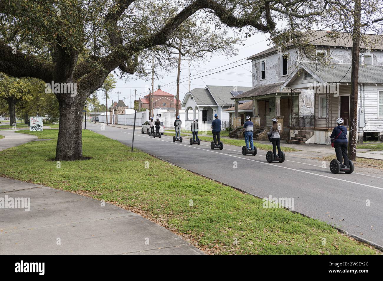 Eine Reisegruppe, die Segways auf der St roch Avenue in New Orleans entlang fährt. Stockfoto