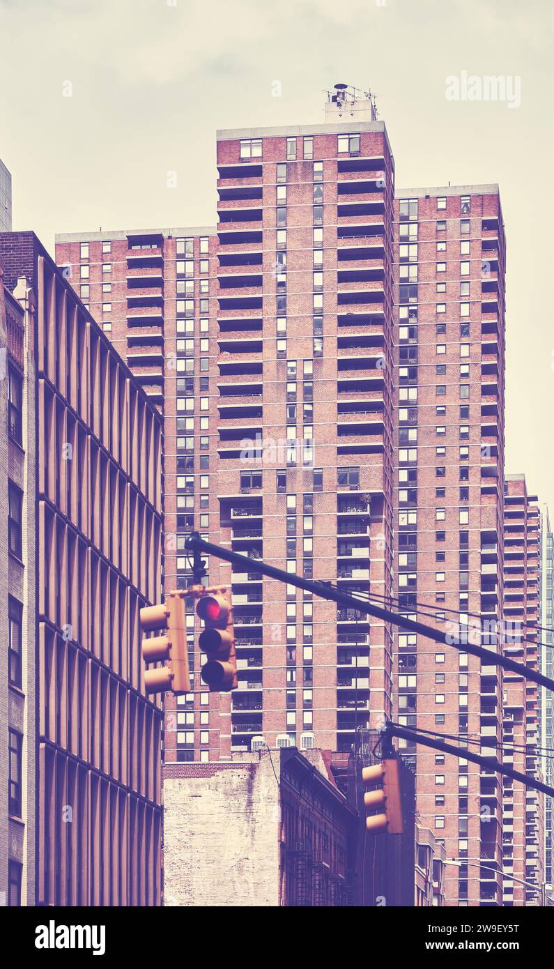 Manhattan Stadtlandschaft mit Wohnhäusern, Farbtönung angewendet, New York City, USA. Stockfoto