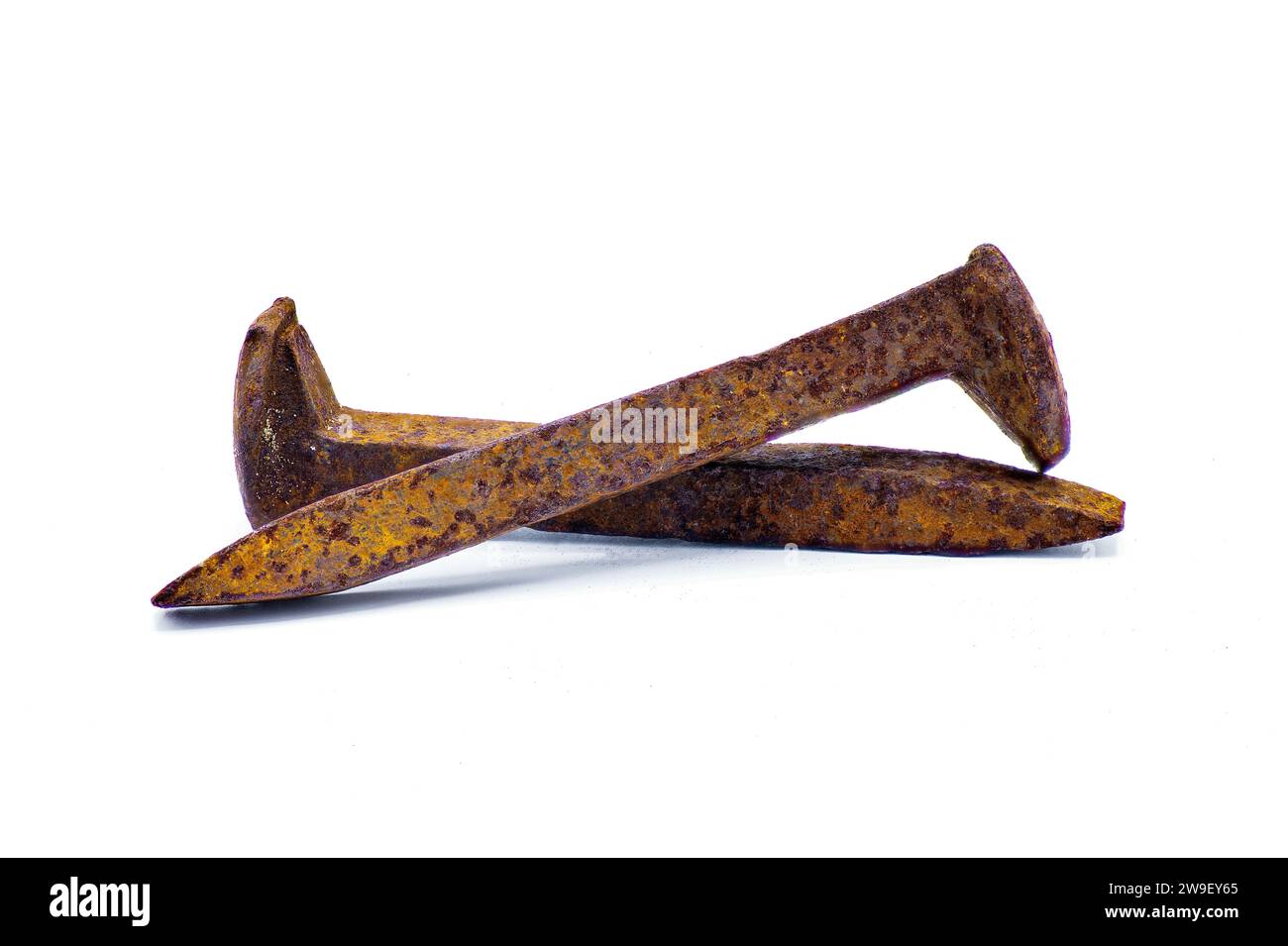 Zwei Spitzen der Eisenbahn oder der Schiene überquerten sich, wobei verschiedene Winkel auf weißem Hintergrund isoliert waren. Volle Detailtreue über die gesamte Eisenbahnkrücke Stockfoto