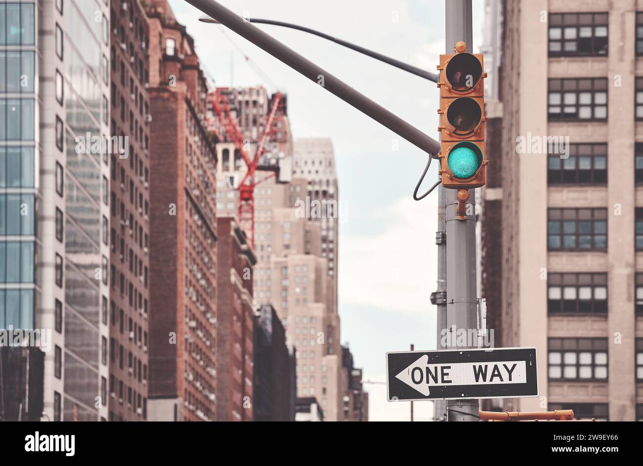Einbahnschild und Verkehrsampel in New York City, Farbton angewendet, selektiver Fokus, USA. Stockfoto