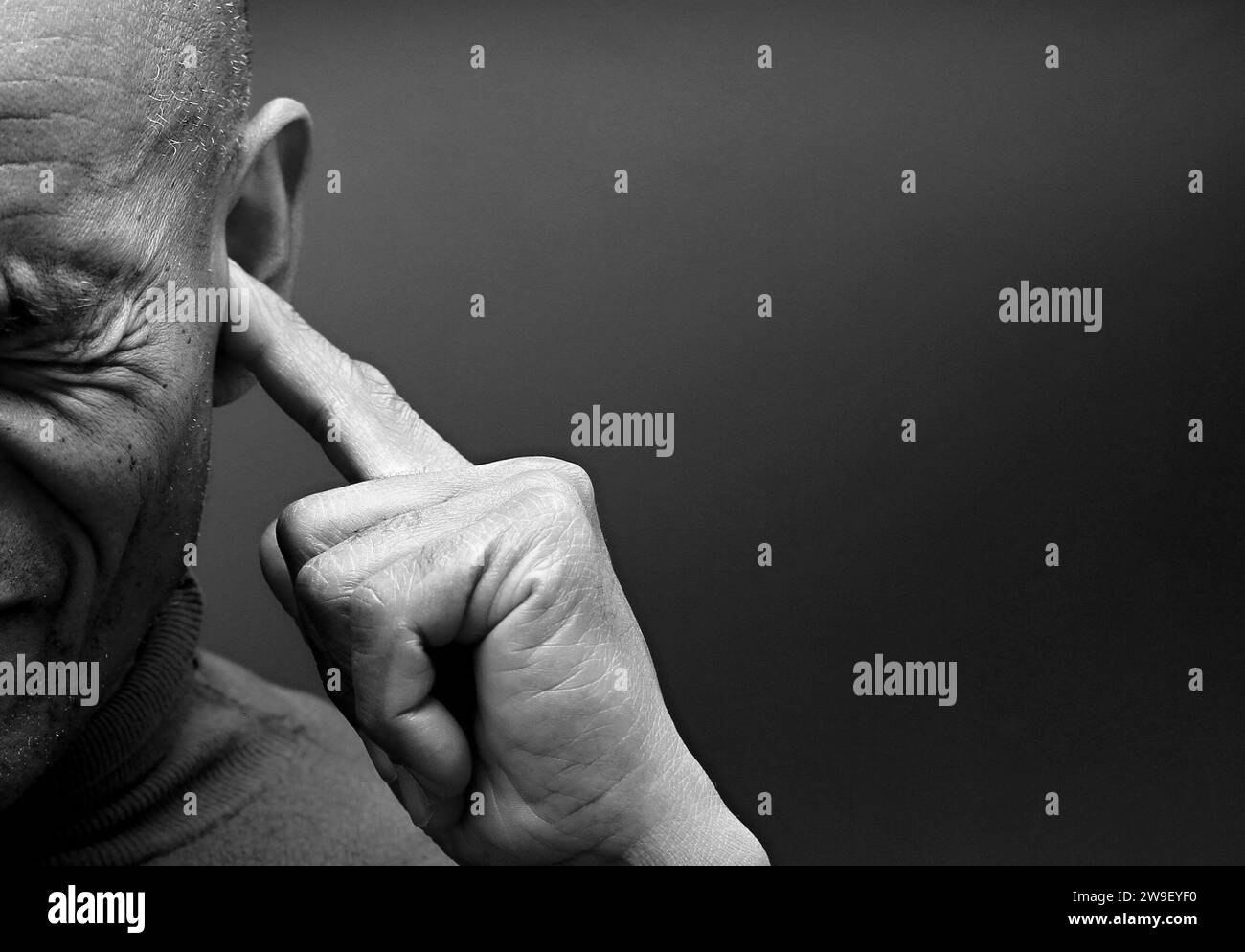 Taubheit leidet unter Hörverlust auf grauem schwarzem Hintergrund mit einem Stockfoto Stockfoto