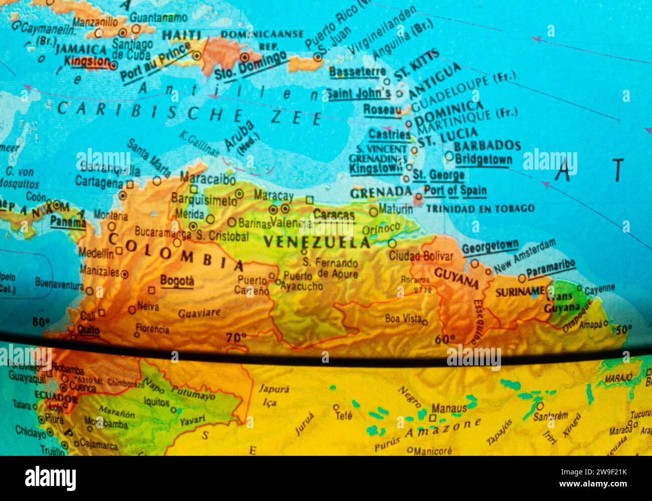 Teil des Globus, wo der nördliche Teil Südamerikas und ein Teil des Karibischen Meeres zu sehen sind. Die dicke gekrümmte schwarze Linie ist der Äquator. Stockfoto