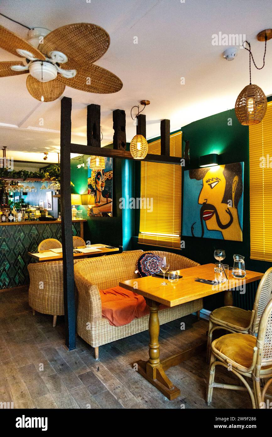 Farbenfrohe Innenausstattung von Marco's mediterranem Restaurant, Rye, East Sussex, England Stockfoto