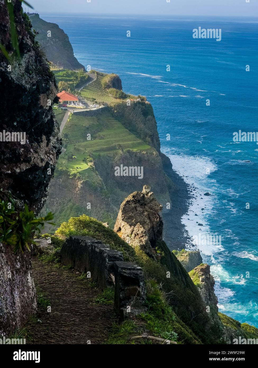 Ein malerischer Blick auf den Strand mit blauem Meer und weißer Sandküste: Atemberaubende tropische Aussicht auf Madeira, Portuga Stockfoto