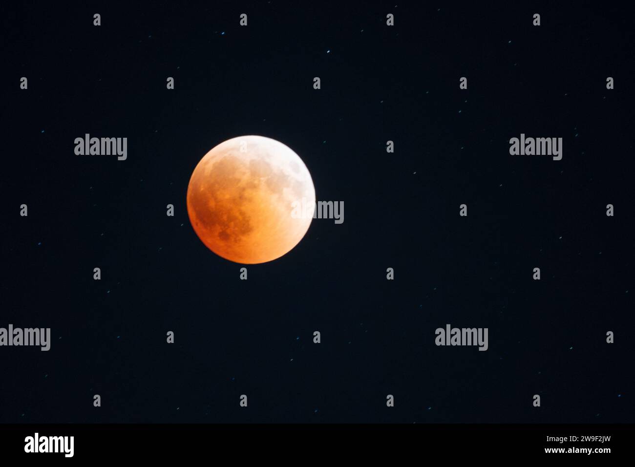 Mondfinsternis ist ein astronomisches Ereignis, das auftritt, wenn der Mond in den Schatten der Erde eindringt, wodurch der Mond verdunkelt wird Stockfoto