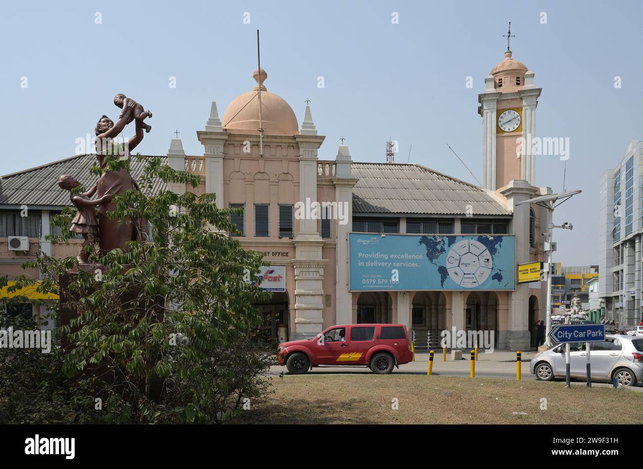 GHANA, Accra, Usshertown, Altstadt, Postamt Gebäude aus der britischen Kolonialzeit, Skulptur Mutter mit Kindern / GHANA, Accra, Usshertown, Altstadt, Postamt Gebäude aus der britischen Kolonialzeit, Skulptur Mutter mit Kindern Stockfoto