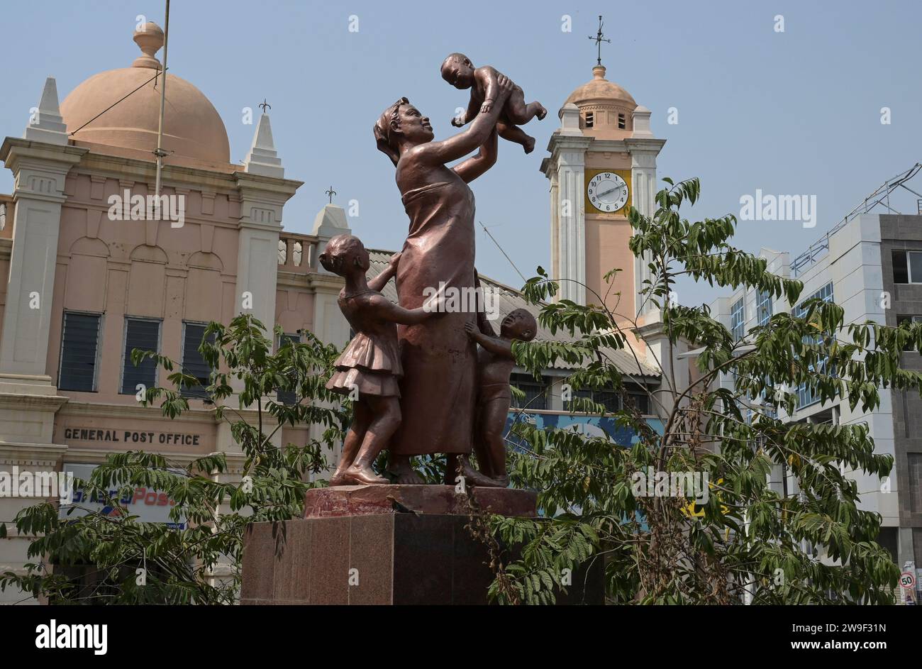 GHANA, Accra, Usshertown, Altstadt, Postamt Gebäude aus der britischen Kolonialzeit, Skulptur Mutter mit Kindern / GHANA, Accra, Usshertown, Altstadt, Postamt Gebäude aus der britischen Kolonialzeit, Skulptur Mutter mit Kindern Stockfoto