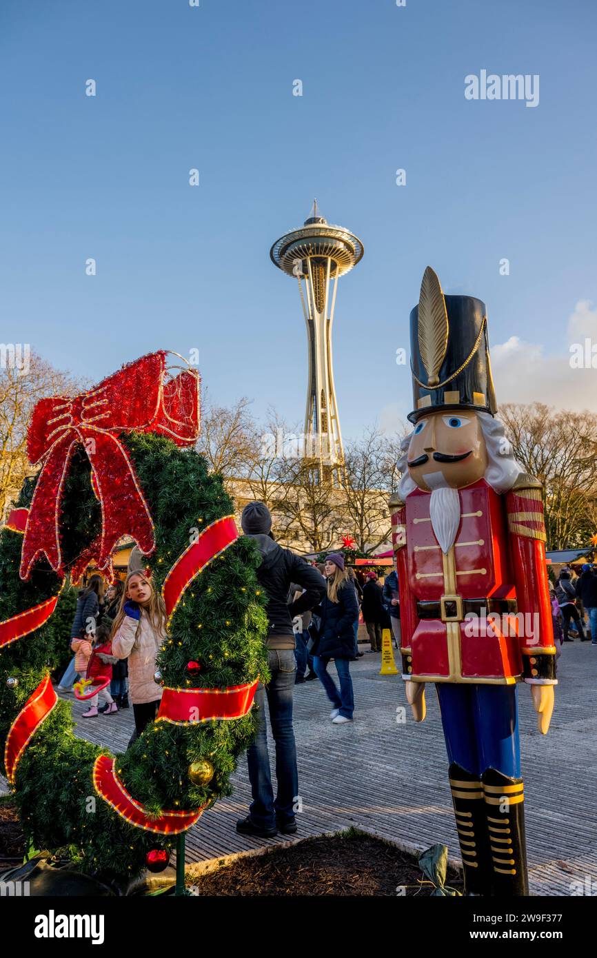 Seattle Weihnachtsmarkt mit Weihnachtslichtern, Nussknacker-Statuen und der Space Needle im Seattle Center in Seattle, Washington State, USA. Stockfoto